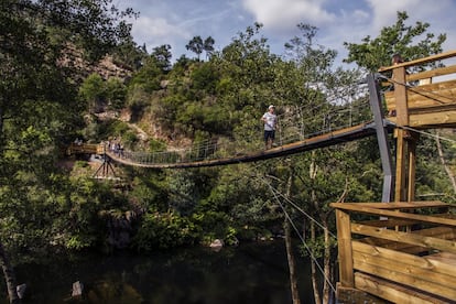 Una estructura de madera con escaleras, pasarelas y puentes colgantes perfectamente integrados en el entorno natural ha revolucionado el senderismo portugués. La espectacularidad del sendero, de nueve kilómetros sin apenas dificultades y envuelto en silencio, relax y naturaleza, explica su éxito.