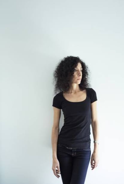 Leila Guerriero posa para ICON mirando al horizonte y sintiendo, por lo tanto, que está viva.