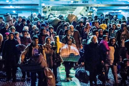 Inmigrantes llegan al puerto del Pireo, en Atenas (Grecia), el pasado sábado.