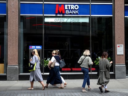 Varias personas pasan por delante de una oficina de Metro Bank, en Londres.