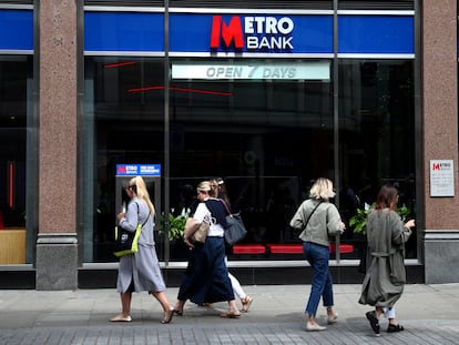 Varias personas pasan por delante de una oficina de Metro Bank, en Londres.