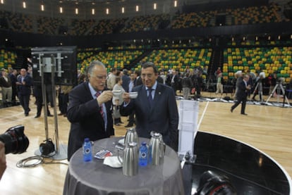 El alcalde de Bilbao, Iñaki Azkuna, y el diputado general, José Luis Bilbao, se toman un café ayer en el Bilbao Arena.