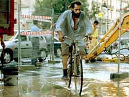 Un enorme surtidor de agua de hasta ocho metros de altura, provocado por una máquina perforadora que trabajaba en el cruce de Guillem de Castro y Quart, obligó ayer a cortar varias calles del centro de Valencia.