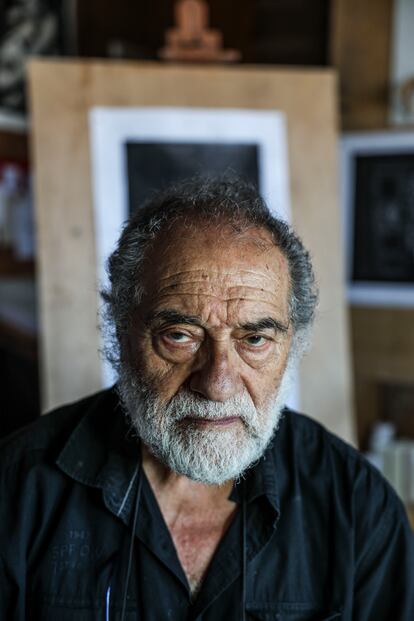 Retrato del artista Muñoz de Pablos en su estudio.