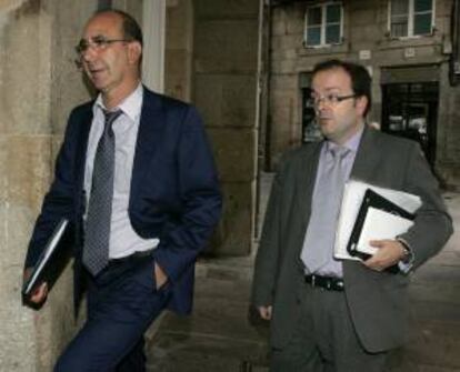 Los responsables de relaciones laborales de Novagalicia Banco, Antón Cárdenas (i) y Benito Couceiro a la entrada de la reunión con los sindicatos del Banco y EVO Banco en el mes de septiembre. EFE/Archivo