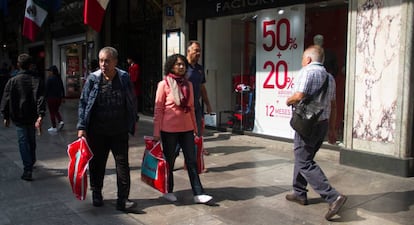 Una calle comercial de Ciudad de México, el pasado viernes.