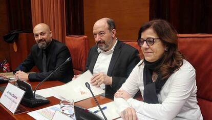 Los directores de Catalunya Ràdio, Saül Gordillo, y de TV3, Vicent Sanchís, con la presidenta de la Coporación, Núria Llorach.