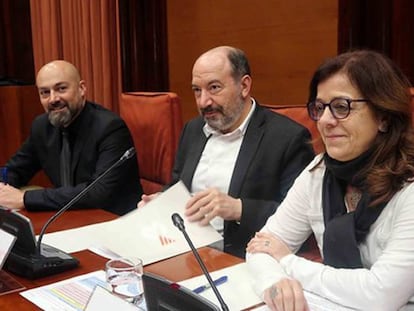 Los directores de Catalunya Ràdio, Saül Gordillo, y de TV3, Vicent Sanchís, con la presidenta de la Coporación, Núria Llorach.