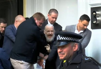 Captura de vídeo del momento en que Assange es sacado por policías británicos de la Embajada ecuatoriana, tras su detención el pasado 11 de abril, en Londres.

