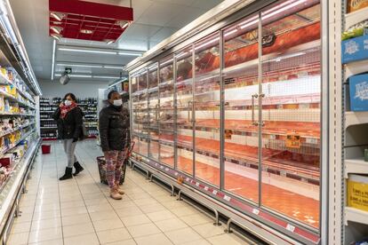 Varios usuarios, en un supermercado de Madrid que presenta estantes vacíos por la falta de abastecimiento provocada por el temporal 'Filomena'. Once provincias de Castilla-La Mancha (Albacete, Cuenca, Guadalajara y Toledo), Comunidad de Madrid, Castilla y León (Ávila, Burgos, Segovia y Soria) y Aragón (Teruel y Zaragoza) han pasado la noche y la madrugada en alerta roja —la máxima de una escala de tres— por temperaturas de hasta 16 grados bajo cero.