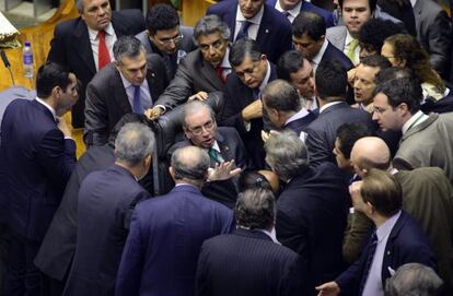 Cunha cercado por deputados, esta semana no Congresso.