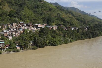 Vista general del río Cauca en el corregimiento de Puerto Valdivia, Antioquia, durante la evacuación.