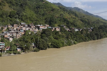 Vista general del río Cauca en el corregimiento de Puerto Valdivia, Antioquia, durante la evacuación.