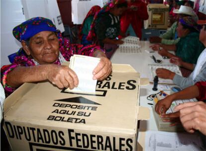Una mujer deposita su voto en la comunidad de San Bartolomé Quitalana, en el estado mexicano de Oaxaca.