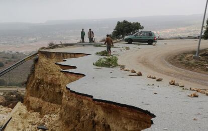 Carretera dañada en Shahat (Libia), el lunes.