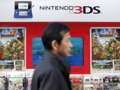 Una persona pasa delante de una estantería con juegos para la videoconsola Nintendo 3DS en una tienda de electrónica de Tokio. EFE/Archivo