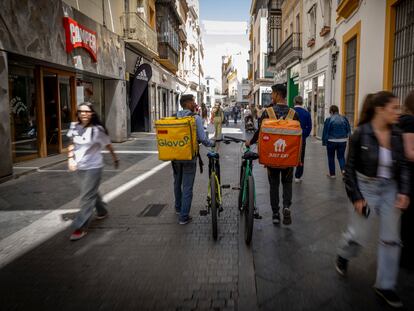 Dos 'riders' en Sevilla a mediados de mayo.