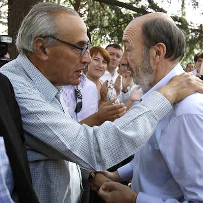 Rubalcaba, con Peces-Barba, ayer en un acto en Galapagar (Madrid).