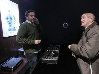 Un espectador recoge los audífonos ofrecidos por el teatro La Abadía para ayudar al público invidente a seguir la obra <i>En la luna.</i>