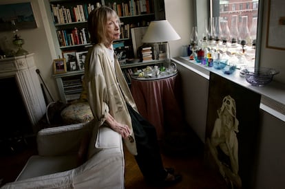 Joan Didion en su apartamento de Nueva York.  