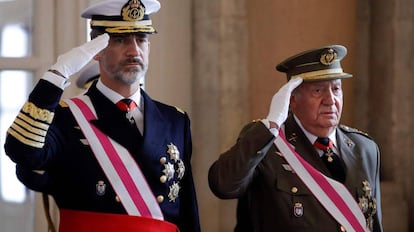 Felipe VI y Juan Carlos I, durante la pascua militar de 2018.