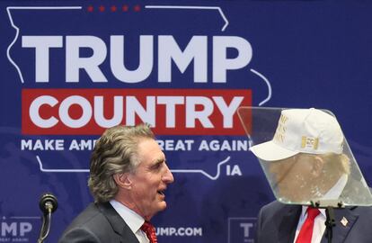 Doug Burgum, con Trump, en un mitin en Indianola (Iowa).