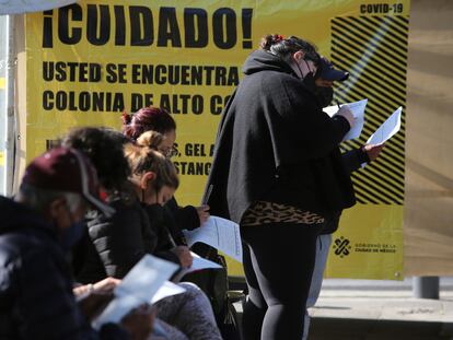 Personas llenan formularios para hacerse la prueba de la covid-19, en Ciudad de México.