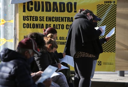 Personas llenan formularios para hacerse la prueba de la covid-19, en Ciudad de México.
