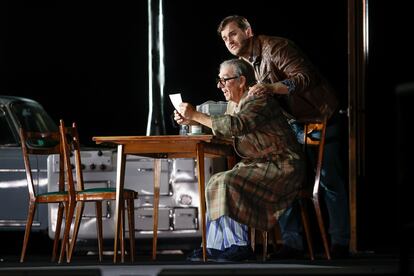 Una imagen de un ensayo de Don Pasquale con el bajo-barítono Carlos Chausson  y el barítono polaco Andrzej Filonczyk en los papeles principales.