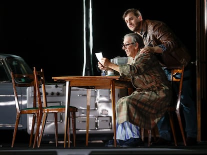 Una imagen de un ensayo de Don Pasquale con el bajo-barítono Carlos Chausson  y el barítono polaco Andrzej Filonczyk en los papeles principales.