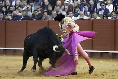 David Mora, en la faena a su segundo toro, hoy en la Maestranza de Sevilla.