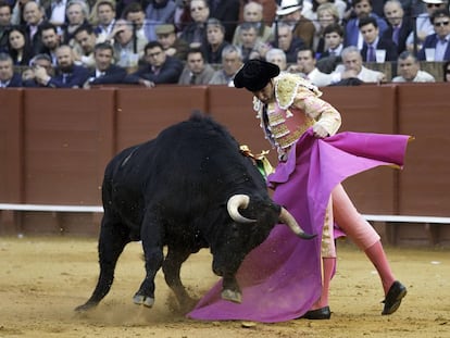 David Mora, en la faena a su segundo toro, hoy en la Maestranza de Sevilla.