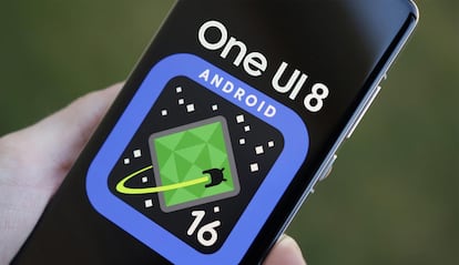 Logo One UI 8 con Android 16 en un móvil
