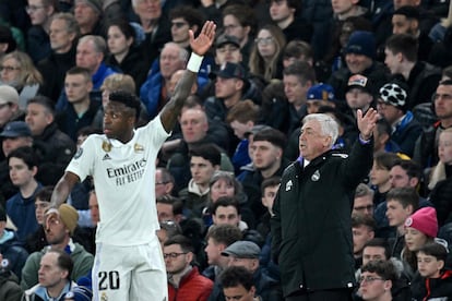 Carlo Ancelotti y Vinicius gesticulan durante el partido.