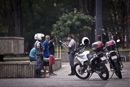 Policiais durante uma abordagem em S&atilde;o Paulo.