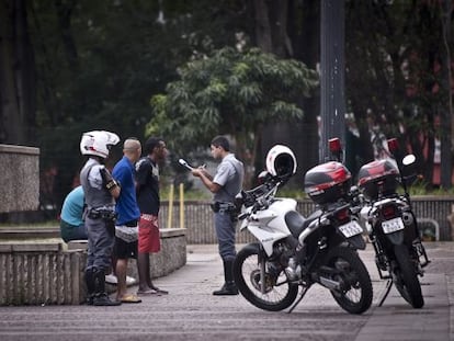 Policiais durante uma abordagem em S&atilde;o Paulo.