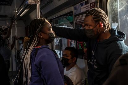 Gerline Louis y Max Boyer viajan en metro a su casa después de un día de trabajo. 