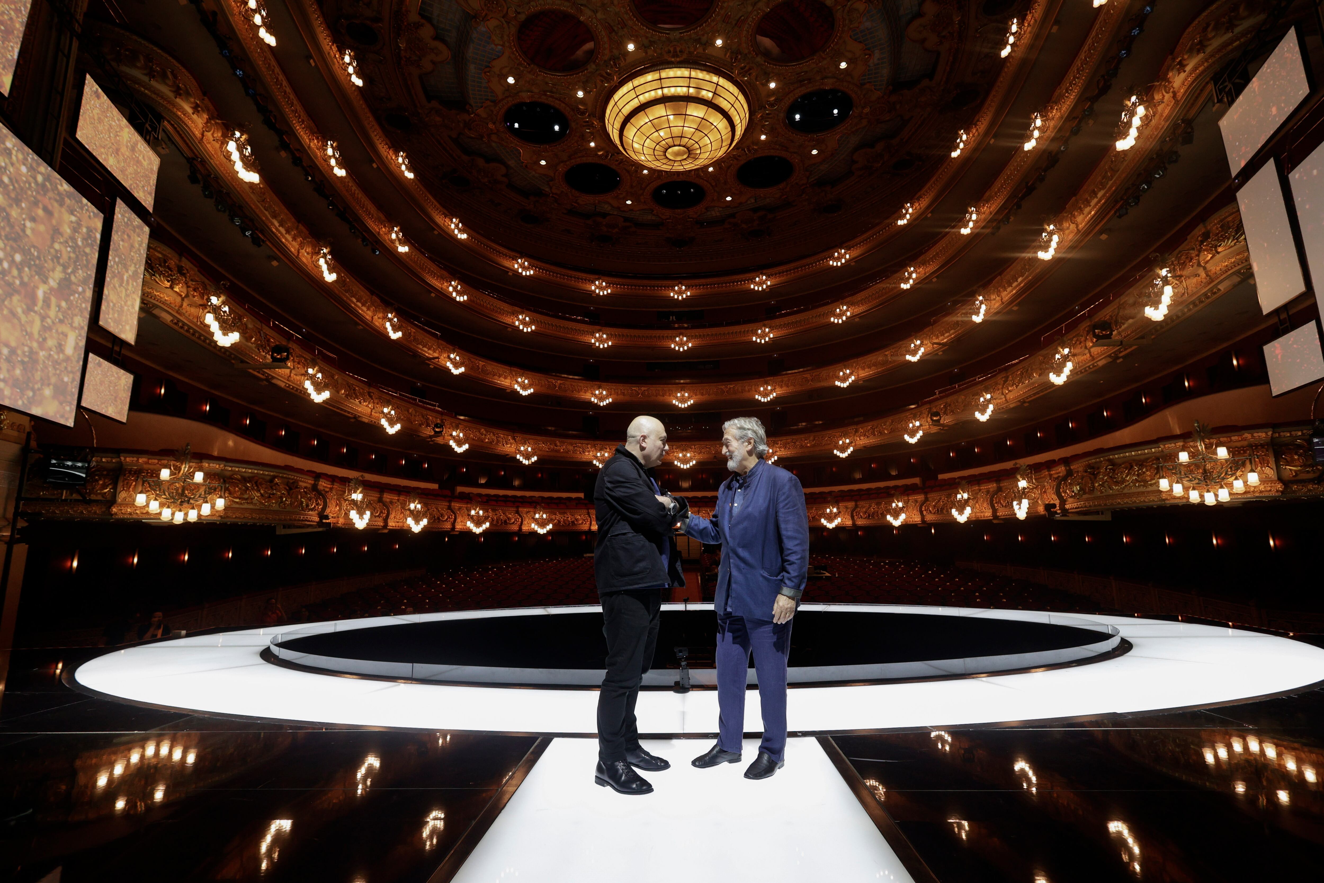 El director de escena Calixto Bieito (i) y el director musical Jordi Savall (d) posan en el escenario de Gran Teatre del Liceu.