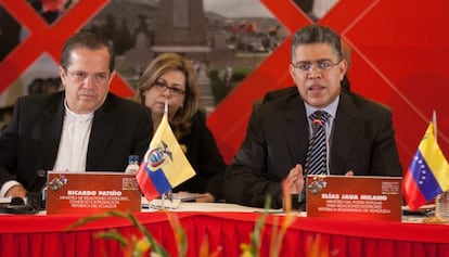 Los cancilleres de Ecuador (Pati&ntilde;o) y Venezuela (Jaua, de corbata).