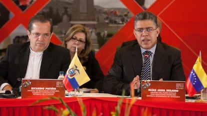 Los cancilleres de Ecuador (Pati&ntilde;o) y Venezuela (Jaua, de corbata).