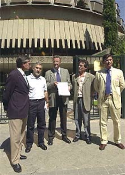 Ramón Jáuregui, Gaspar Llamazares, Jesús Caldera, el diputado de IU Antero Ruiz y el procurador Roberto Granizo, frente al Tribunal Constitucional en Madrid.