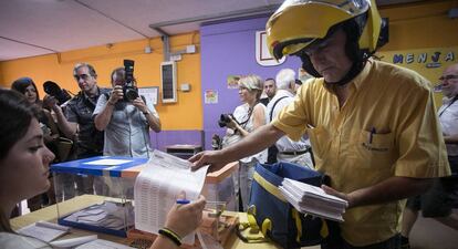 Entrega del voto por correo en L&#039;Hospitalet de Llobregat 