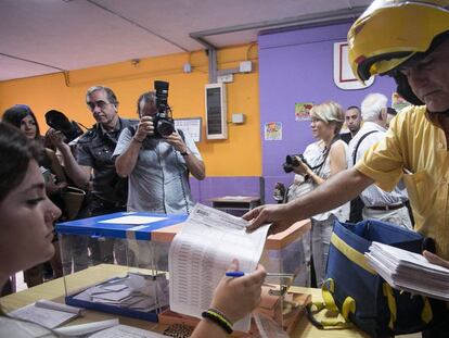 Entrega del voto por correo en L&#039;Hospitalet de Llobregat 