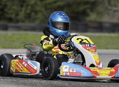 Mick Schumacher, con su coche en Girona.