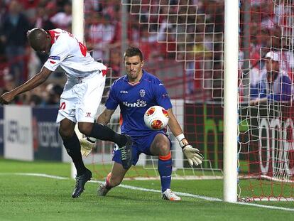 M&#039;Bia marca de tac&oacute;n, en fuera de juego, el primer gol del Sevilla.