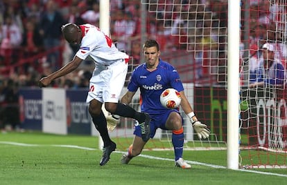 M&#039;Bia marca de tac&oacute;n, en fuera de juego, el primer gol del Sevilla.