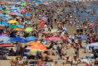Lleno absoluto en la playa de la Malvarrosa de Valencia este domingo. 