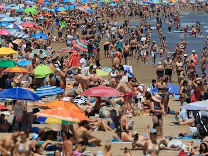Lleno absoluto en la playa de la Malvarrosa de Valencia este domingo.