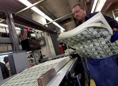Hojas de billetes de un dólar listas para ser cortadas por un empleado de la Oficina de Impresión y Grabado de Moneda en Washington (EE UU).