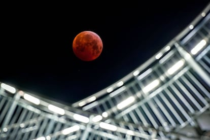 A superlua de sangue vista na cidade alemã de Duisburg.